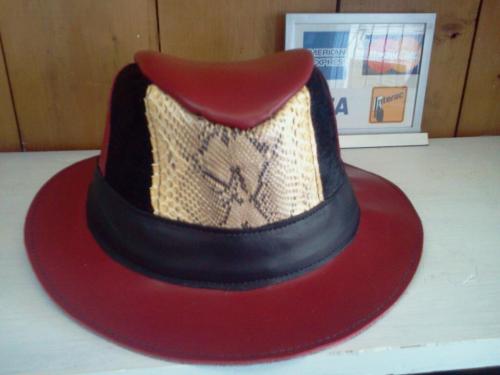 chapeau de cuir rouge